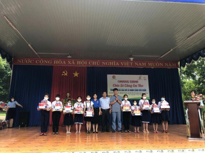 Trao quà cho bà con khó khăn và học sinh vượt khó tại Bình Phước (14/05/2022)